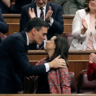 Margarita Robles felicita a Pedro Sánchez, nuevo Presidente del Gobierno.-JJ GUILLEN (EFE)