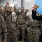 La ministra de Defensa, María Dolores de Cospedal, brinda con las tropas españolas en Besmayah (Irak).-/ EFE / CHEMA MOYA