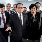Hollande (centro), durante la inauguración de una escuela de tecnología digital, en Le Kremlin-Bicetre, cerca de París, este lunes.-REUTERS
