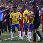 Los jugadores de Brasil protestan al árbitro por el gol de Ruidiaz.-EFE / LISA HORNAK