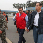 El presidente de Perú, Martín Vizcarra , durante su gira por la zona afectada por el terremoto.-AFP / PRESIDENCIA DEL PERU
