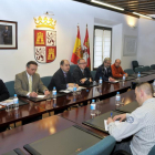 El director general de Transportes, Ignacio Santos, y el delegado territorial de la Junta en Segovia, Javier López Escobar, se reúnen con los representantes de las plataformas de viajeros en defensa del Abono E.-ICAL