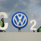 Activistas de Greenpeace en una acción de protesta en la entrada de la sede central de Volkswagen en Wolfsburg en Alemania.-AFP / PETER STEFFEN