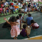 Niños filipinos en un refugio temporal por la erupcipón del volcán Taal.-EFE