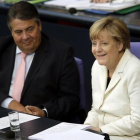 La cancillera alemana, Angela Merkel, con el líder del SPD y vicecanciller, Sigmar Gabriel, su socio de coalición.-AP / MICHAEL SOHN