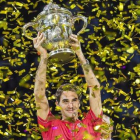 Federer, con la copa de Basilea.-