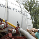 Un camión cisterna de la Diputación Provincial que abastece de agua potable a diferentes puntos de la provincia. / FERNANDO SANTIAGO-