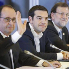 De izquierda a derecha François Hollande, Alexis Tsipras y Mariano Rajoy durante la cumbre extraordinaria de anoche.-Foto: EFE /OLIVIER HOSLET