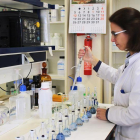 Trinidad Peña, responsables del laboratorio de INEA realizando un análisis de suelo.-M.C.