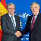 El ministro de Exteriores, Alfonso Dastis, y el presidente del Parlamento Europeo, Antonio Tajani, en Estrasburgo.-MARC DOSSMANN (EFE)