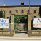 Pancartas de protesta en el acceso a la residencia de El Royo. / ÁLVARO MARTÍNEZ-