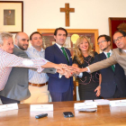 Los alcalde de los cuatro municipios firmantes junto al consejero de Fomento y Medio Ambiente de la Junta de Castilla y León.-R.F.