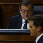 El presidente del Gobierno, Mariano Rajoy, en una sesión parlamentaria observa el paso del líder de Cs, Albert Rivera.-AGUSTIN CATALAN (ARCHIVO)