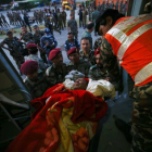 Soldados nepalíes fueron registrados este martes al trasladar a un herido, tras un terremoto de 7,3 grados en la escala Richter, en el aeropuerto de Katmandú (Nepal).-Foto: EFE