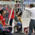Anquela se desespera en el banquillo numantino. / Diego Mayor-