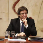 El 'president' Carles Puigdemont, en una reunión de Govern.-JOAN CORTADELLAS
