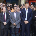 Pedro Sánchez guarda un minuto de silencio por los atentados de París frente a la sede de UGT en Barcelona, este lunes, junto a Miquel Iceta y Carme Chacón.-FERRAN SENDRA