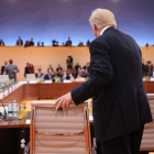 El presidente de EEUU, Donald Trump, toma asiento en el plenario de la cumbre del G20 de Hamburgo, el 7 de julio.-SEAN GALLUP / POOL / EFE