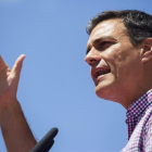 El exsecretario general del PSOE y candidato a las primarias de este partido, Pedro Sánchez, durante su participación en un acto con militantes en la localidad malagueña de Cártama.-EFE