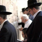 Judíos ultraortodoxos rezan ante el muro de las lamentaciones.-