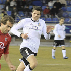 Héctor Yuste persigue a Barkero en el encuentro de esta temporada ante el Salamanca jugado en Los Pajaritos. / ÚRSULA SIERRA-