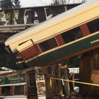 Un tren de Amtrak descarrila sobre la autopista interestatal en el condado de Pierce, estado de Washington, causando varios al menos 6 muertos y multiples heridos.-AGENCIAS