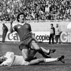 Uli Stielike va al suelo para disputar un balón a Graeme Souness en la final de París de 1981.-AFP / DOMINIQUE FAGET
