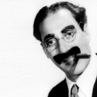 Groucho Marx, con su característico bigote pintado y su puro en 1933.-EL PERIÓDICO