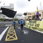 Varias decenas de personas se manifestaron, el 23 de junio del 2014, a las puertas del Cabildo de Gran Canaria en contra de las prospecciones petrolíferas.-Foto:   ÁNGEL MEDINA G. / EFE