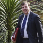 Whittingdale abandona el número 10 de Downing Street, en Londres, tras el Consejo de Ministros, el 12 de abril.-EFE / ANDY RAIN