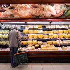 Un cliente en un supermercado.-FERRAN NADEU