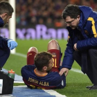 Jordi Alba es atendido tras su lesión muscular por el doctor Ricard Pruna (derecha).-AFP / LLUIS GENE