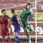 Aitor Fernández ha disputado todos los minutos defendiendo la portería del Numancia en el campeonato liguero.-LUIS ÁNGEL TEJEDOR