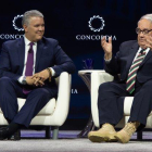 El mandatario Iván Duque (izquierda) durante una charla con el empresario Howard Buffett en Nueva York.-PRESIDENCIA DE COLOMBIA
