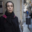 Zaida Elena, en el portal de la que durante ocho años ha sido su casa, en el carrer Rec Comtal de Barcelona.-FERRAN NADEU (EL PERIÓDICO)