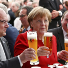 La cancillera brinda con cerveza junto al ministro de Agricultura alemán en Ingolstadt.-EFE / MICHAELA REHLE