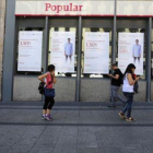 Una oficina del Banco Popular, junto a otra del Santander, en junio del año pasado en Madrid.-JUAN MANUEL PRATS