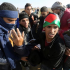 Un manifestante palestino es trasladado herido, durante los enfrentamientos en la franja de Gaza.-IBRAHEEM ABU MUSTAFA (REUTERS)