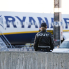 Un agente de policía, frente al avión de Ryanair evacuado, el domingo en el aeropuerto noruego de Moss-Rygge.-AP / HAAKON MOSVOLD