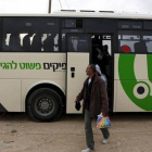 Obreros palestinos bajan de su autobús para cruzar a la franja de Gaza, a través del control militar de Eyal, cerca de Qalquilya, en marzo del 2013.-Foto: REUTERS / BAZ RATNER
