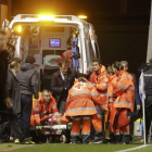 Fernando Torres sale en ambulancia de Riazor.-MIGUEL VIDAL / REUTERS