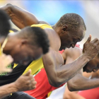 Usain Bolt toma la salida en las series de los 100 metros, su debut en los Juegos de Río.-AFP / FABRICE COFFRIN