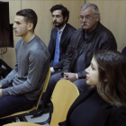 El futbolista Lucas Hernández y su pareja, en una imagen del juicio del pasado día 21 de febrero.-EFE