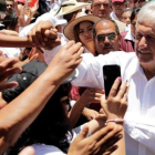 Andrés Manuel López Obrador saluda a simpatizantes  en la ciudad de Zitacuaro, en el estado mexicano de Michoacán.-STRINGER