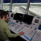 Controladores aéreos del aeropuerto de Barajas, en una imagen de archivo.-Foto: JOSÉ LUIS ROCA