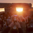 SOLSTICIO DE VERANO. Participantes en la fiesta de Stonehenge, durante la salida del Sol.-Foto: TIME IRELAND/ AP