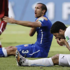 Momento en el que el delantero uruguayo agrede al defensa italiano, durante el partido correspondiente al Mundial de Brasil.-AP