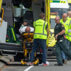 Los equipos de emergencia atienden a uno de los heridos en la mezquita Al Noor de Christchurch (Nueva Zelanda).-