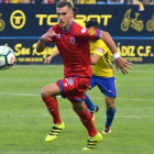 Dani Calvo persigue el balón durante el partido del pasado domingo en el Ramón de Carranza ante el Cádiz.-Área 11