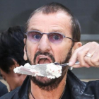 Ringo Starr celebra su 76 cumpleaños con un mensaje de paz y amor.-